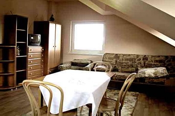 Polonia Privát Gdów, Esterno